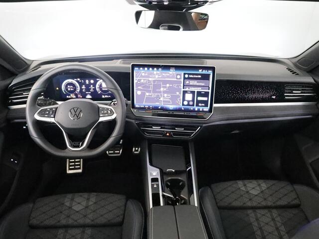 Volkswagen PASSAT Variant 1.5 eHybrid R-Line Edition 272 pk Automaat (DSG) | Verlengde garantie | Navigatie | Panoramadak | Trekhaak (wegklapbaar) | Parkeersensoren (Park assist) | Rondomzicht camera | Head-up display | Black Style pakket | R-Line |