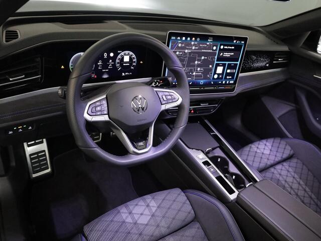 Volkswagen PASSAT Variant 1.5 eHybrid R-Line Edition 272 pk Automaat (DSG) | Verlengde garantie | Navigatie | Panoramadak | Trekhaak (wegklapbaar) | Parkeersensoren (Park assist) | Rondomzicht camera | Head-up display | Black Style pakket | R-Line |