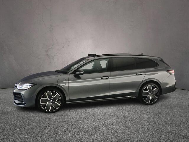 Volkswagen PASSAT Variant R-Line Edition 1.5 TSI eHybrid 272pk DSG Automaat Trekhaak, Panoramadak, Black Style, Adaptive cruise control, Achteruitrijcamera, LED matrix koplampen