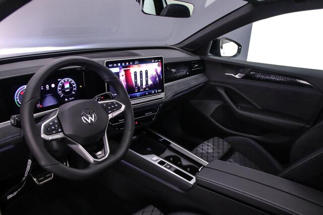 Volkswagen PASSAT Variant R-Line Edition 1.5 TSI eHybrid 272pk DSG Automaat Trekhaak, Panoramadak, Black Style, Adaptive cruise control, Achteruitrijcamera, LED matrix koplampen