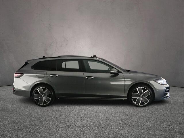 Volkswagen PASSAT Variant R-Line Edition 1.5 TSI eHybrid 272pk DSG Automaat Trekhaak, Panoramadak, Black Style, Adaptive cruise control, Achteruitrijcamera, LED matrix koplampen