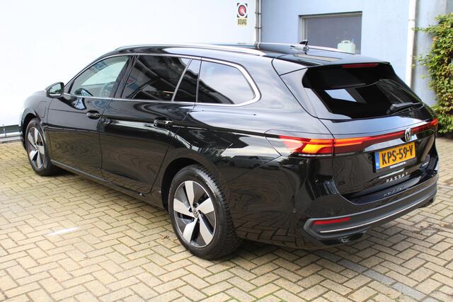 Volkswagen PASSAT Variant 1.5 eHybrid Elegance Business 272 Pk | Incl. 12 maanden Garantie | Stoelmassage | Stoelverwarming/ventilatie | Head-Up Display | Keyless entry/start | 360° Camera | Elektrisch wegklapbare trekhaak | Elektrische kofferbak | Sfeerverlichting | Elekt