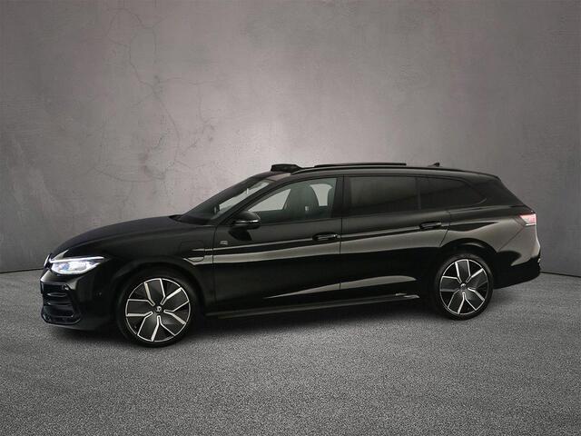 Volkswagen PASSAT Variant R-Line Edition 1.5 TSI eHybrid 204pk DSG Automaat Trekhaak, Black Style, Panoramadak, Adaptive cruise control, Navigatie, Achteruitrijcamera