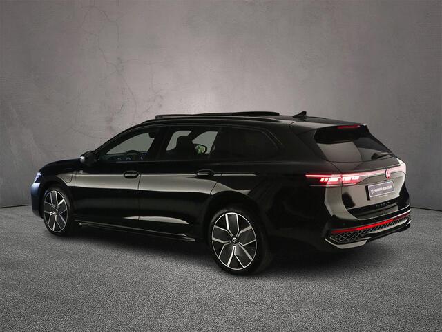 Volkswagen PASSAT Variant R-Line Edition 1.5 TSI eHybrid 204pk DSG Automaat Trekhaak, Black Style, Panoramadak, Adaptive cruise control, Navigatie, Achteruitrijcamera