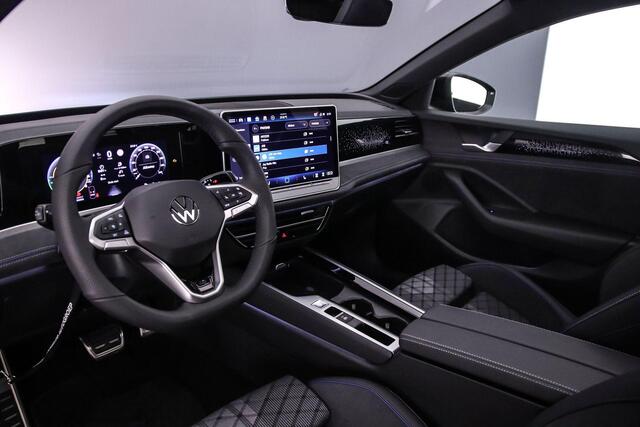 Volkswagen PASSAT Variant R-Line Edition 1.5 TSI eHybrid 204pk DSG Automaat Trekhaak, Black Style, Panoramadak, Adaptive cruise control, Navigatie, Achteruitrijcamera