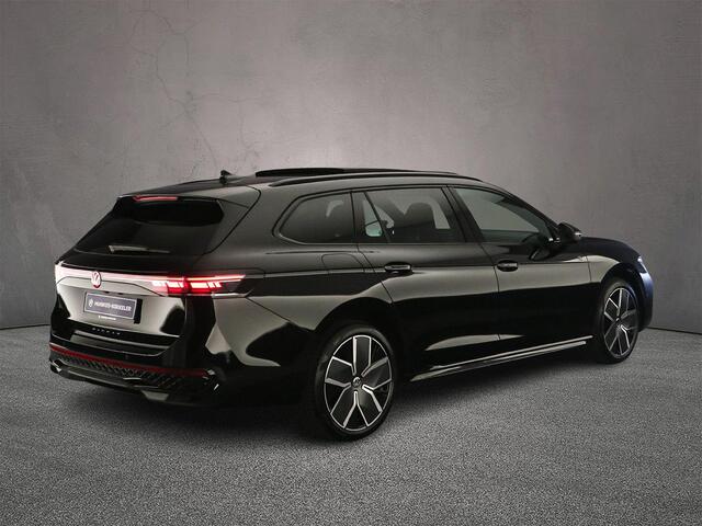 Volkswagen PASSAT Variant R-Line Edition 1.5 TSI eHybrid 204pk DSG Automaat Trekhaak, Black Style, Panoramadak, Adaptive cruise control, Navigatie, Achteruitrijcamera