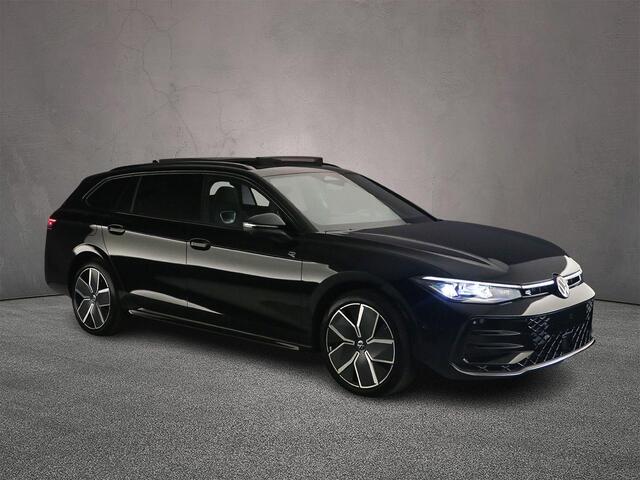 Volkswagen PASSAT Variant R-Line Edition 1.5 TSI eHybrid 204pk DSG Automaat Trekhaak, Black Style, Panoramadak, Adaptive cruise control, Navigatie, Achteruitrijcamera
