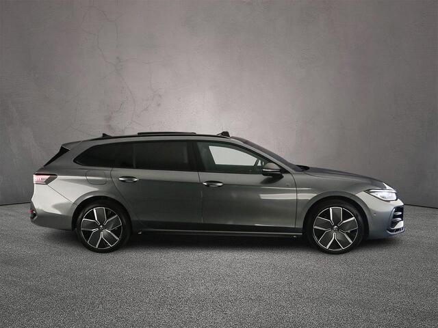 Volkswagen PASSAT Variant R-Line Edition 1.5 TSI eHybrid 272pk DSG Automaat Trekhaak, 360 camera, Panoramadak, Adaptive cruise control, Black Style, Achteruitrijcamera