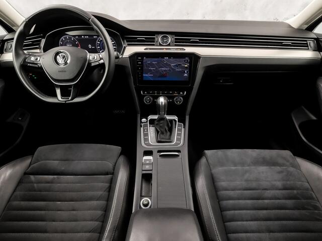 Volkswagen PASSAT Variant 1.4 TSI ACT Highline R 150Pk Automaat (VIRTUAL COCKPIT, APPLE CARPLAY, BLACK PACK, CAMERA, STOELVERWARMING, LEDER/ALCANTARA, GETINT GLAS, KEYLESS, ADAPTIVE CRUISE, NIEUWSTAAT)