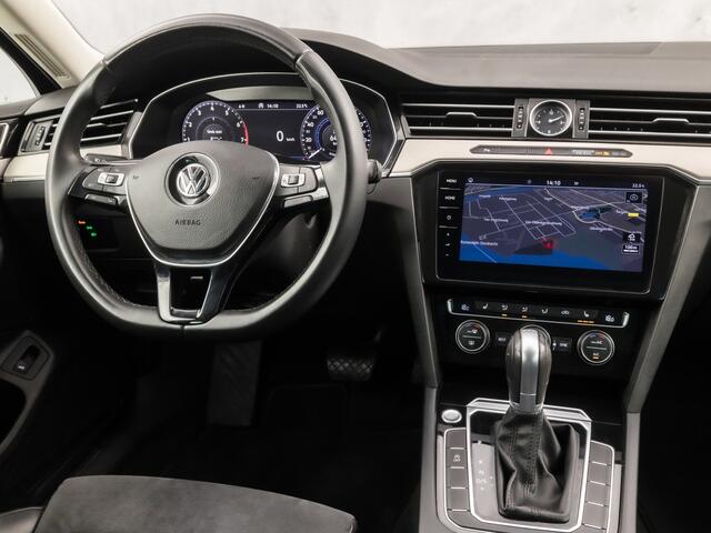 Volkswagen PASSAT Variant 1.4 TSI ACT Highline R 150Pk Automaat (VIRTUAL COCKPIT, APPLE CARPLAY, BLACK PACK, CAMERA, STOELVERWARMING, LEDER/ALCANTARA, GETINT GLAS, KEYLESS, ADAPTIVE CRUISE, NIEUWSTAAT)