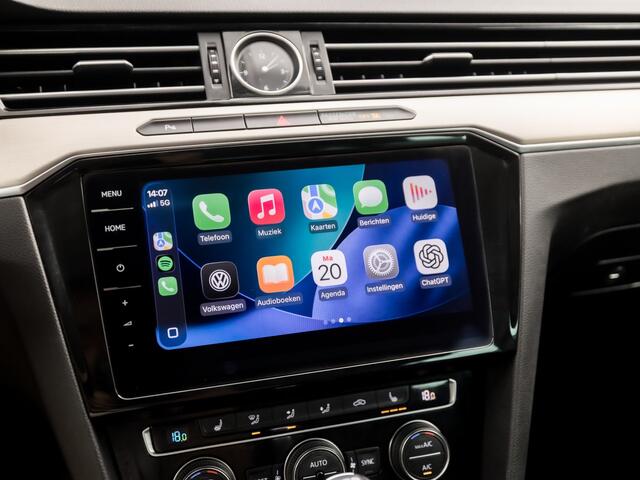 Volkswagen PASSAT Variant 1.4 TSI ACT Highline R 150Pk Automaat (VIRTUAL COCKPIT, APPLE CARPLAY, BLACK PACK, CAMERA, STOELVERWARMING, LEDER/ALCANTARA, GETINT GLAS, KEYLESS, ADAPTIVE CRUISE, NIEUWSTAAT)