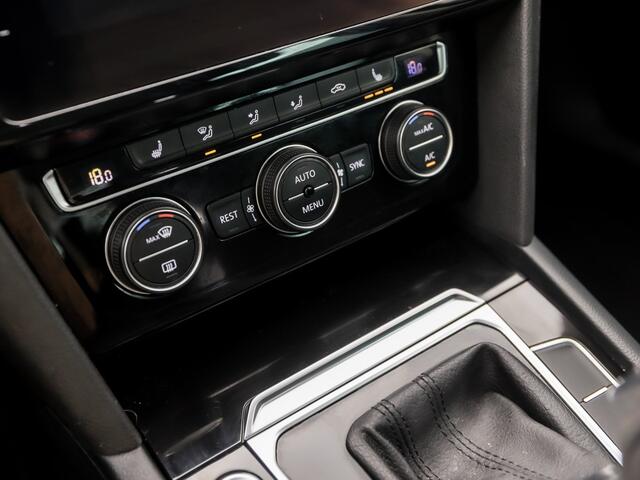 Volkswagen PASSAT Variant 1.4 TSI ACT Highline R 150Pk Automaat (VIRTUAL COCKPIT, APPLE CARPLAY, BLACK PACK, CAMERA, STOELVERWARMING, LEDER/ALCANTARA, GETINT GLAS, KEYLESS, ADAPTIVE CRUISE, NIEUWSTAAT)