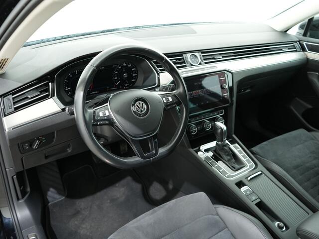 Volkswagen PASSAT Variant 1.5 TSI 150PK HIGHLINE DSG | Trekhaak | Leer/Alcantara | Zeer goed onderhouden
