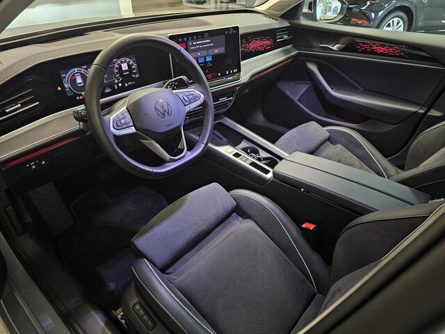 Volkswagen PASSAT Variant 1.5 eHybrid Business | 360 Camera | Stoelventilatie & Massage | Trekhaak | 19 inch velgen | Head-up display |