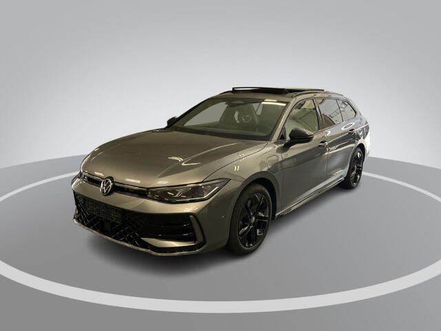 Volkswagen PASSAT Variant 1.5 272pk DSG eHybrid R-Line Edition · Panoramadak · 360 Camera · Wegklapbare Trekhaak · Elek. Voorstoel · Massage· 18'' Inch · Garantie t/m 23-09-2030 of 100.000km