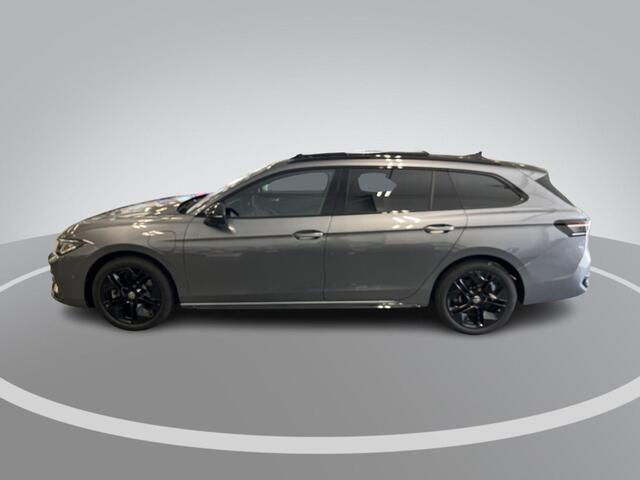 Volkswagen PASSAT Variant 1.5 272pk DSG eHybrid R-Line Edition · Panoramadak · 360 Camera · Wegklapbare Trekhaak · Elek. Voorstoel · Massage· 18'' Inch · Garantie t/m 23-09-2030 of 100.000km