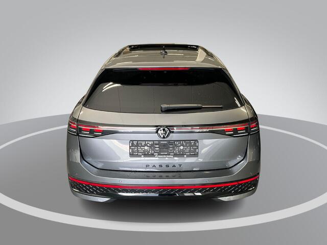 Volkswagen PASSAT Variant 1.5 272pk DSG eHybrid R-Line Edition · Panoramadak · 360 Camera · Wegklapbare Trekhaak · Elek. Voorstoel · Massage· 18'' Inch · Garantie t/m 23-09-2030 of 100.000km