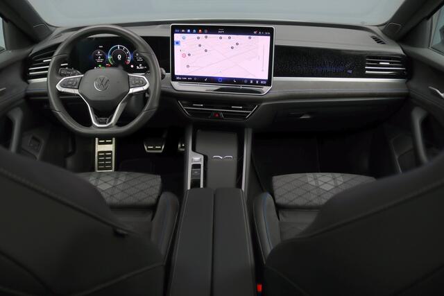 Volkswagen PASSAT Variant 1.5 eHybrid R-Line Edition | ACC | Panoramadak | Harman&Kardon | Massage | HUD | Trekhaak | iQ.Light | Stoelverwarming V+A | Zonnerollo's |