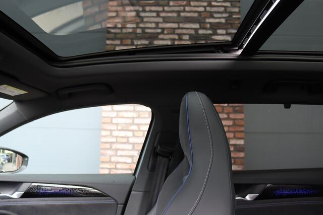 Volkswagen PASSAT Variant 1.5 eHybrid R-Line Edition | ACC | Panoramadak | Harman&Kardon | Massage | HUD | Trekhaak | iQ.Light | Stoelverwarming V+A | Zonnerollo's |