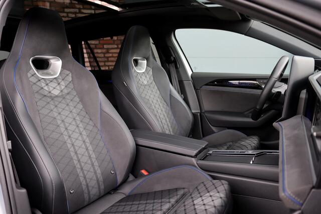 Volkswagen PASSAT Variant 1.5 eHybrid R-Line Edition | ACC | Panoramadak | Harman&Kardon | Massage | HUD | Trekhaak | iQ.Light | Stoelverwarming V+A | Zonnerollo's |