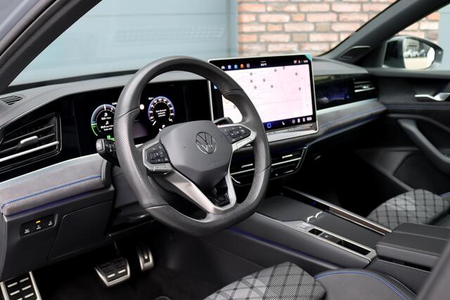 Volkswagen PASSAT Variant 1.5 eHybrid R-Line Edition | ACC | Panoramadak | Harman&Kardon | Massage | HUD | Trekhaak | iQ.Light | Stoelverwarming V+A | Zonnerollo's |