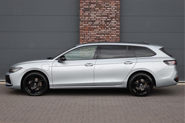 Volkswagen PASSAT Variant 1.5 eHybrid R-Line Edition | ACC | Panoramadak | Harman&Kardon | Massage | HUD | Trekhaak | iQ.Light | Stoelverwarming V+A | Zonnerollo's |