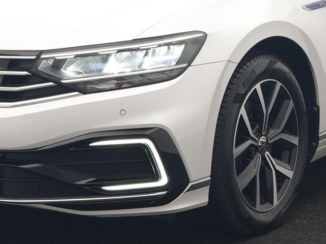 Volkswagen PASSAT Variant 1.4 TSI GTE Business PHEV 218pk Dealer O.H. | Adaptive Cruise | Camera | Voorstoelen Verwarmd | Apple Carplay | Navigatie | DAB | Park Assist | Draadloze Telefoonlader | IQ Drive | Plug In Hybrid |