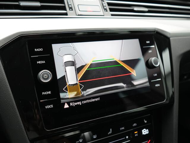 Volkswagen PASSAT Variant 1.4 TSI GTE Business PHEV 218pk Dealer O.H. | Adaptive Cruise | Camera | Voorstoelen Verwarmd | Apple Carplay | Navigatie | DAB | Park Assist | Draadloze Telefoonlader | IQ Drive | Plug In Hybrid |