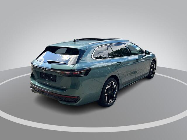 Volkswagen PASSAT Variant 1.5 eHybrid 272pk DSG R-Line Edition · Panoramadak · Inklap. Trekhaak · 360 Camera · Keyless · Matrix LED · Elek. Achterklep · Head-Up Display · Garantie t/m 13-11-2030 of 100.000km