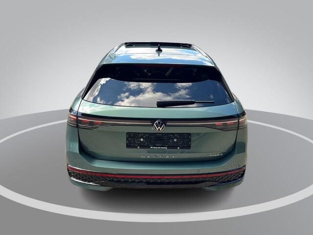 Volkswagen PASSAT Variant 1.5 eHybrid 272pk DSG R-Line Edition · Panoramadak · Inklap. Trekhaak · 360 Camera · Keyless · Matrix LED · Elek. Achterklep · Head-Up Display · Garantie t/m 13-11-2030 of 100.000km