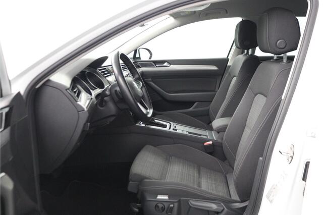 Volkswagen PASSAT Variant 1.6 TDI Comfort Business | Camera | NAVI | Apple Car Play | DAB+ | Keyless - RIJKLAAR + BOVAG GARANTIE