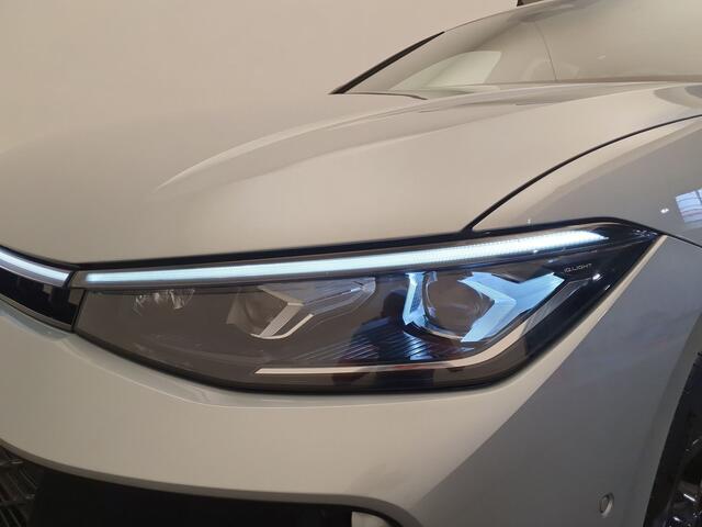 Volkswagen PASSAT Variant 1.5 eHybrid 272pk DSG/AUT R-Line Edition Wegklapbare trekhaak, Panoramadak, 360 Camera