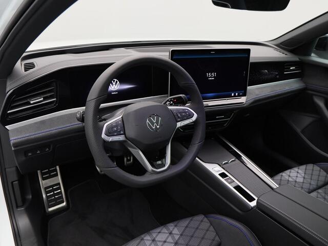 Volkswagen PASSAT Variant 1.5 eHybrid 272 Pk R-Line | Black Style | Stoel/Stuurverwarming | Panoramadak | 360 Camera | Head Up | Memory | Trekhaak | 19 Inch | 155 Km !!