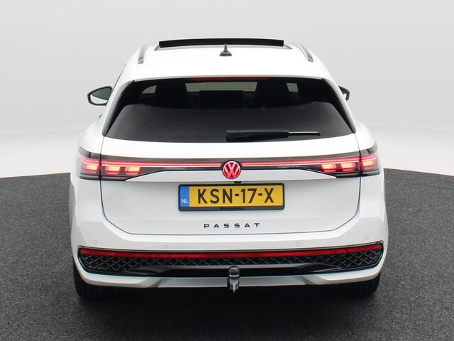 Volkswagen PASSAT Variant 1.5 eHybrid 272 Pk R-Line | Black Style | Stoel/Stuurverwarming | Panoramadak | 360 Camera | Head Up | Memory | Trekhaak | 19 Inch | 155 Km !!