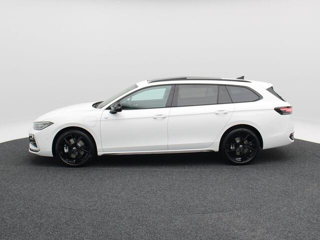 Volkswagen PASSAT Variant 1.5 eHybrid 272 Pk R-Line | Black Style | Stoel/Stuurverwarming | Panoramadak | 360 Camera | Head Up | Memory | Trekhaak | 19 Inch | 155 Km !!