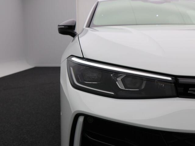 Volkswagen PASSAT Variant 1.5 eHybrid 272 Pk R-Line | Black Style | Stoel/Stuurverwarming | Panoramadak | 360 Camera | Head Up | Memory | Trekhaak | 19 Inch | 155 Km !!