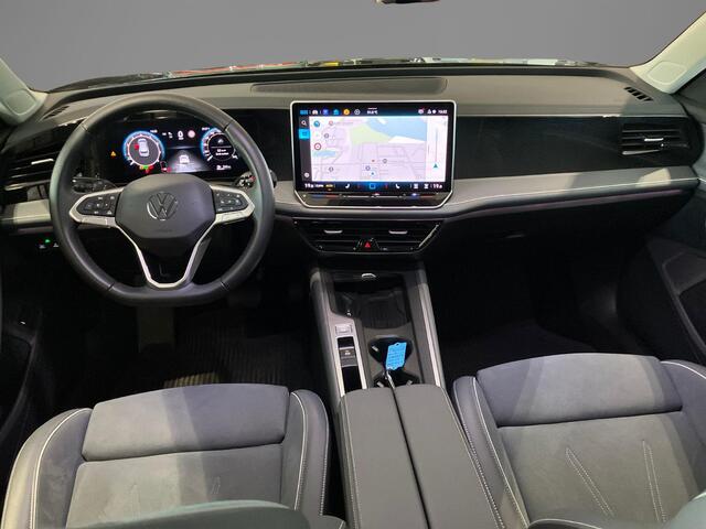 Volkswagen PASSAT Variant 1.5eTSI/150PK Elegance Business DSG · Trekhaak · Camera · Apple/Android Car Play · Navigatie · Dodehoeksensoren · Massage · Stoelverwarming ·