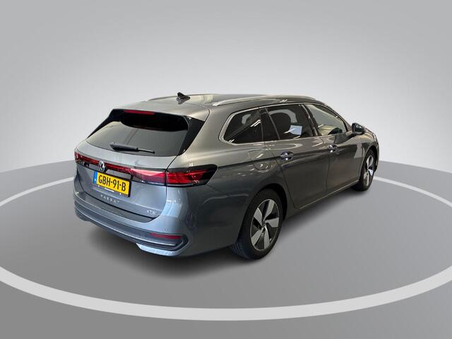 Volkswagen PASSAT Variant 1.5 eTSI 150pk DSG Elegance Business · Camera · Wegklapbare Trekhaak · Apple/Android Car Play · Dodehoeksensoren · P-Sensoren · 17'' Inch · Garantie t/m 18-06-2028 of 100.000