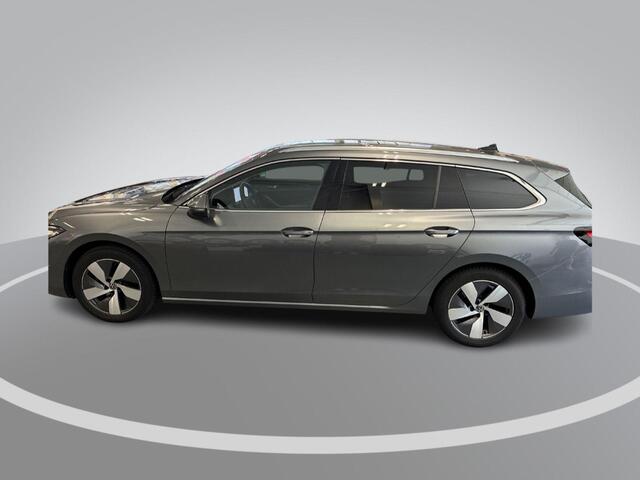 Volkswagen PASSAT Variant 1.5 eTSI 150pk DSG Elegance Business · Camera · Wegklapbare Trekhaak · Apple/Android Car Play · Dodehoeksensoren · P-Sensoren · 17'' Inch · Garantie t/m 18-06-2028 of 100.000