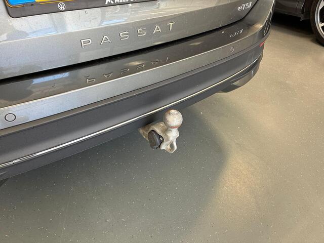 Volkswagen PASSAT Variant 1.5 eTSI 150pk DSG Elegance Business · Camera · Wegklapbare Trekhaak · Apple/Android Car Play · Dodehoeksensoren · P-Sensoren · 17'' Inch · Garantie t/m 18-06-2028 of 100.000