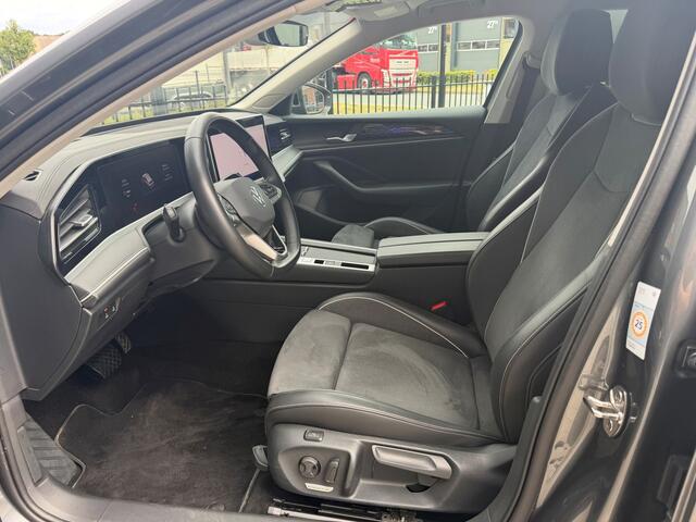 Volkswagen PASSAT Variant 1.5 eHybrid 204pk Elegance PHEV - Stoelkoeling - HUD - Navi - Camera - ACC - Blind Spot - Ergocomfortstoel - Rijklaar