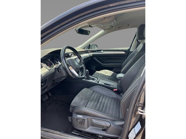 Volkswagen PASSAT Variant 1.5 TSI R-Line Business + / Camera / CarPlay / Leder&Alcantara / 18'' / Stoelverwarming / Dodehoek / DAB / ACC