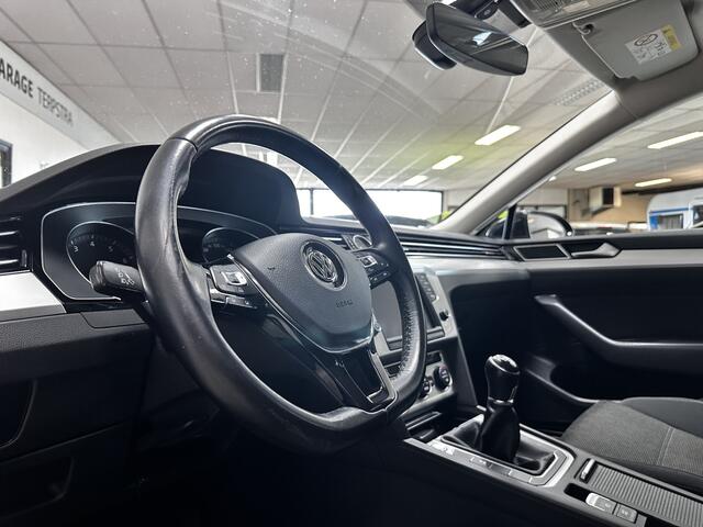Volkswagen PASSAT Variant 1.4 TSI Connected Series/ Camera/ 16'' LMV/ DAB+/ LED koplampen/ Apple + Android/ Groot Navi/ Clima/ Cruise/ Elek. pakket/ Isofix/ Bluetooth/ Multi. LEDER. Stuur/ Mistl./ PDC V+A/ Chroom.