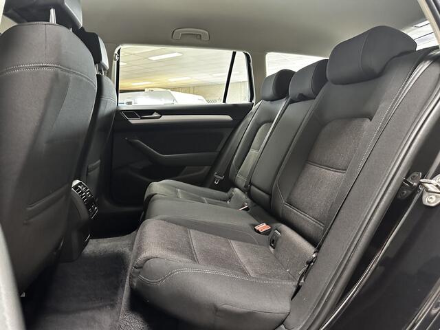 Volkswagen PASSAT Variant 1.4 TSI Connected Series/ Camera/ 16'' LMV/ DAB+/ LED koplampen/ Apple + Android/ Groot Navi/ Clima/ Cruise/ Elek. pakket/ Isofix/ Bluetooth/ Multi. LEDER. Stuur/ Mistl./ PDC V+A/ Chroom.
