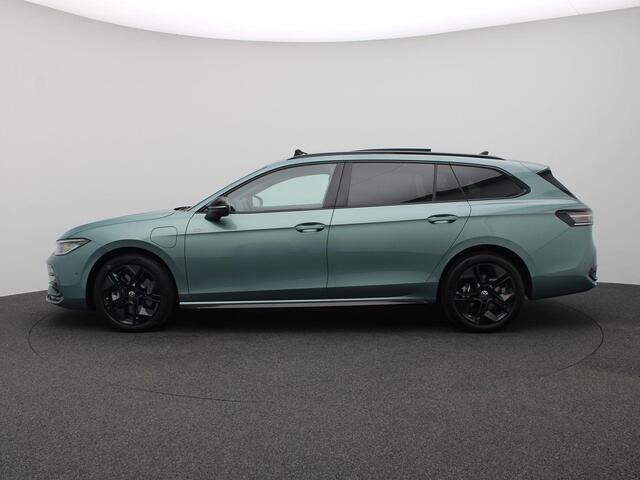 Volkswagen PASSAT Variant 1.5 eHybrid R-Line Edition Black Style 272PK DSG SOH 100%, Pano-Schuifdak, Trekhaak, Keyless, Side Assist, Elektr. Achterklep, Voorruitverwarming, Stoel-Stuurverwarming, 18" LM Velgen, Navi