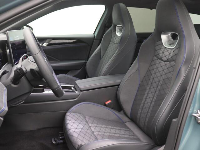 Volkswagen PASSAT Variant 1.5 eHybrid R-Line Edition Black Style 272PK DSG SOH 100%, Pano-Schuifdak, Trekhaak, Keyless, Side Assist, Elektr. Achterklep, Voorruitverwarming, Stoel-Stuurverwarming, 18" LM Velgen, Navi