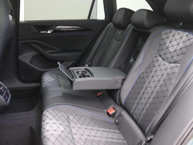 Volkswagen PASSAT Variant 1.5 eHybrid R-Line Edition Black Style 272PK DSG SOH 100%, Pano-Schuifdak, Trekhaak, Keyless, Side Assist, Elektr. Achterklep, Voorruitverwarming, Stoel-Stuurverwarming, 18" LM Velgen, Navi