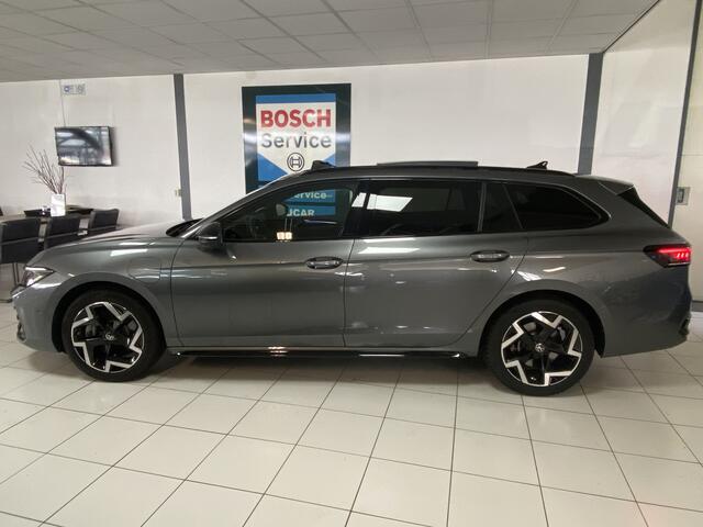 Volkswagen PASSAT Variant 1.5 eHybrid R-Line Edition 272 PK Panoramadak /Trekhaak /Carplay / Stoelverwarming/ koeling