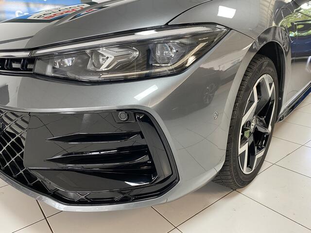 Volkswagen PASSAT Variant 1.5 eHybrid R-Line Edition 272 PK Panoramadak /Trekhaak /Carplay / Stoelverwarming/ koeling