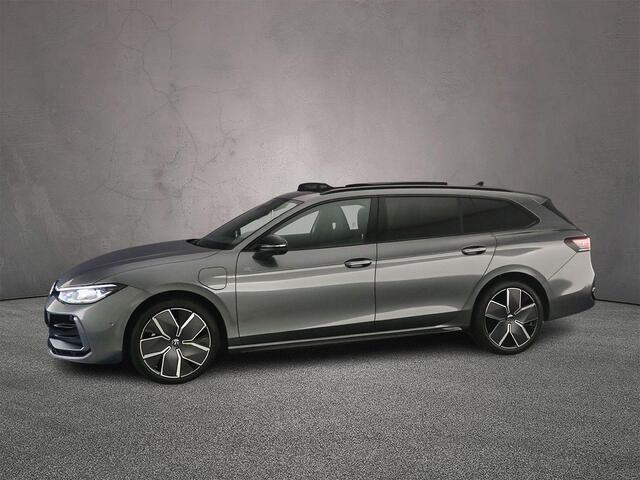 Volkswagen PASSAT Variant R-Line Edition 1.5 TSI eHybrid 272pk DSG Automaat Trekhaak, Panoramadak, Adaptive cruise control, Black Style, Navigatie, LED matrix koplampen